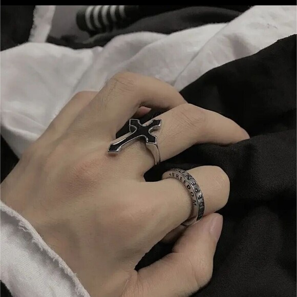 Black cross adjustable ring crucifix - Picture 4 of 5